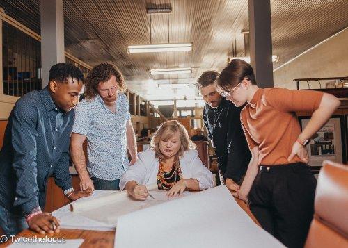 mobile - carousel-hero-element image-0